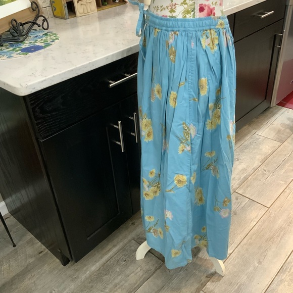 Orvis Vintage Maxi Skirt Size 10 
Elastic Waist Drawstring 
Pockets 
Blue Floral - Picture 4 of 12